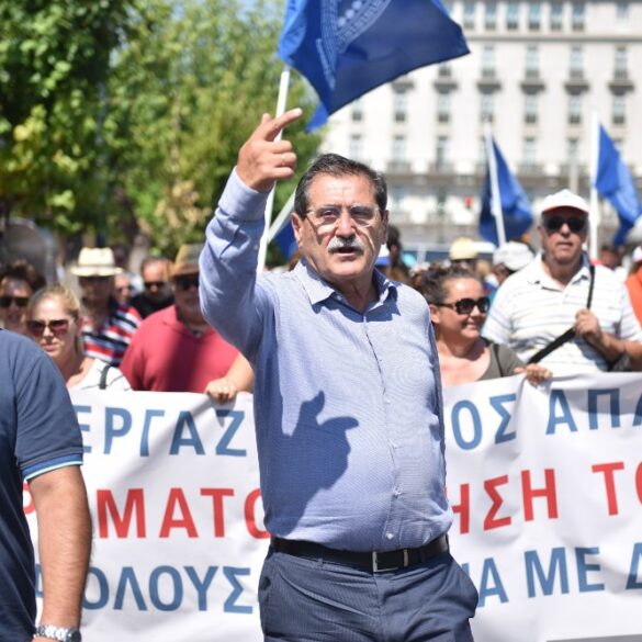 Ηχηρό μήνυμα της Δημοτικής Αρχής στο Σύνταγμα για τους συμβασιούχους