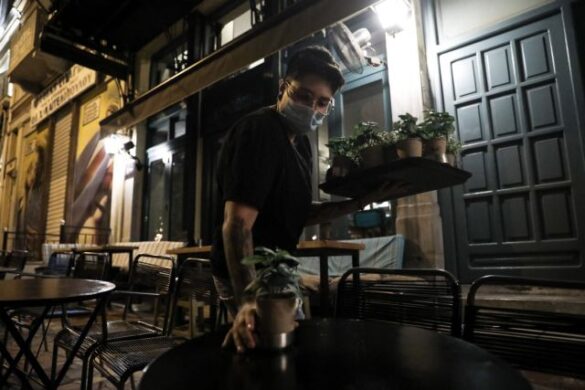 Tαξικός εχθρός η εστίαση – Οργή για τις αυξήσεις των τελών