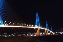 Παναιτωλικός: Στα χρώματα της ομάδας για τα 100 χρόνια η Γέφυρα Ρίου–Αντιρρίου