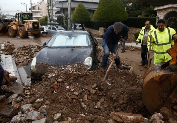 Δύο νεκροί, ζημιές και προβλήματα, στην Αττική, από την κακοκαιρία