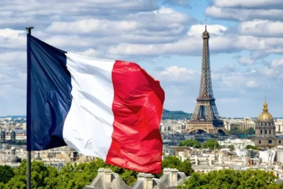 Γαλλία: Πάνω από το 50% των πολιτών επιθυμεί την κατάρρευση της κυβέρνησης Μπαρνιέ