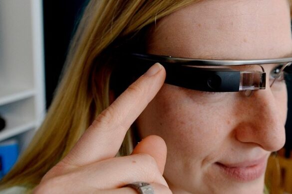 Η Google ετοιμάζει «έξυπνα» γυαλιά επαυξημένης πραγματικότητας που θα μεταφράζουν με υπότιτλους σε πραγματικό χρόνο