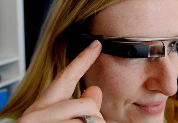 Η Google ετοιμάζει «έξυπνα» γυαλιά επαυξημένης πραγματικότητας που θα μεταφράζουν με υπότιτλους σε πραγματικό χρόνο