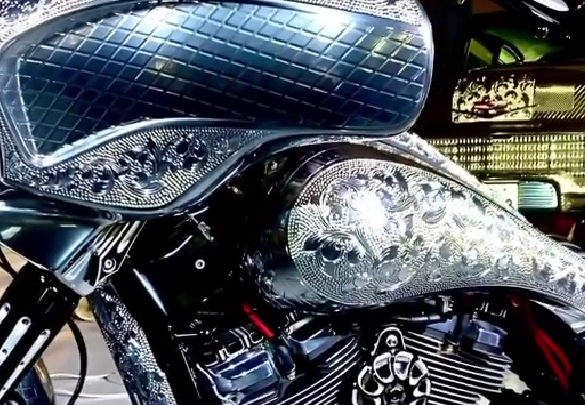 Μια Harley-Davidson με πλήρως σκαλιστό σώμα