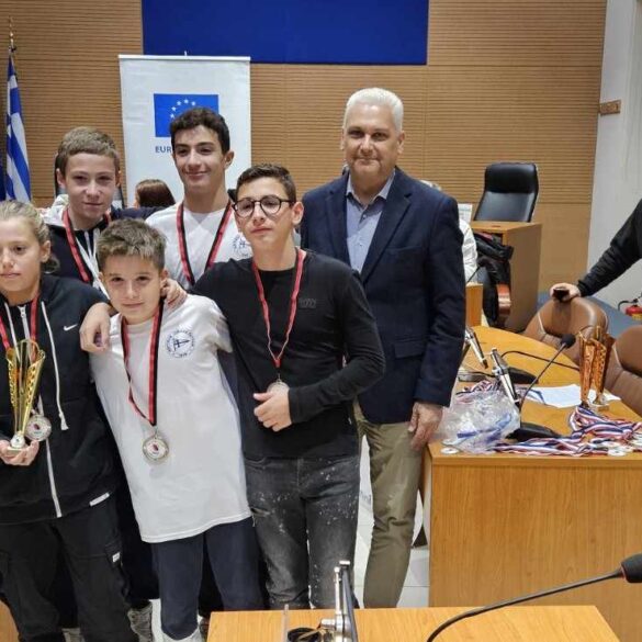 Ο Φωκίων Ζαΐμης βράβευσε τους νικητές του διεθνούς τουρνουά «water polo»