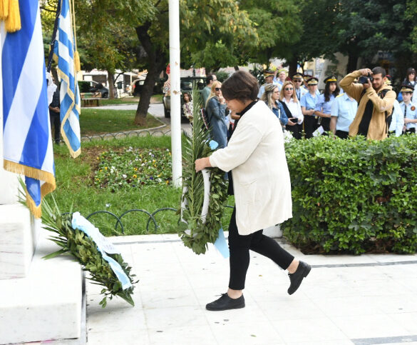 Επέτειος 28ης Οκτωβρίου: Η Αντιδήμαρχος Παιδείας Κατερίνα Σίμου, κατέθεσε σήμερα το πρωί στεφάνι εκ μέρους της Δημοτικής Αρχής, στο Μνημείο της Ελευθερίας, στην πλατεία Εθνικής Αντίστασης