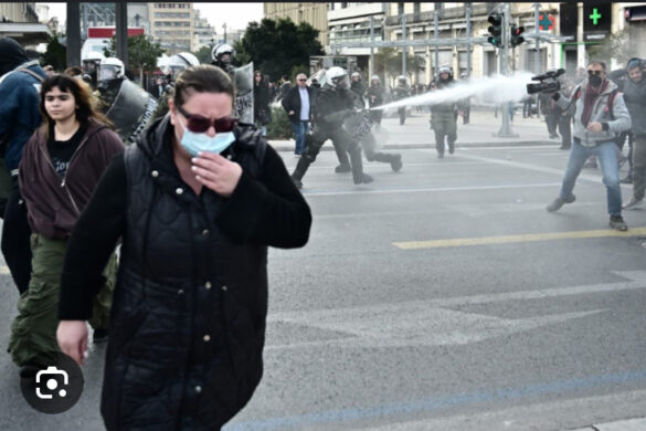 Τέμπη: Επίθεση από τα ΜΑΤ δέχθηκε πατέρας θύματος – «Μου έριξε σπρέι χωρίς να κάνω τίποτα»