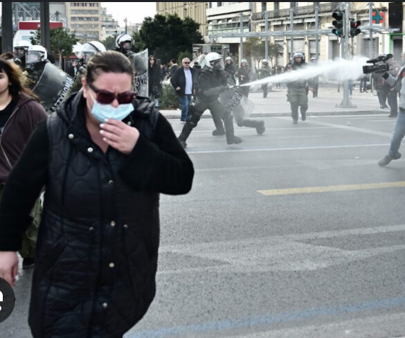 Τέμπη: Επίθεση από τα ΜΑΤ δέχθηκε πατέρας θύματος – «Μου έριξε σπρέι χωρίς να κάνω τίποτα»