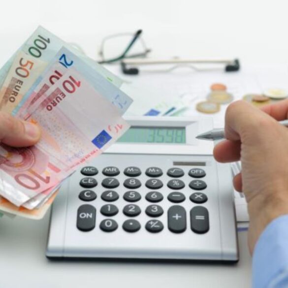 Εβδομάδα πληρωμών φόρων και επιδομάτων – Πού μοιράζεται το 1,5 δισ. ευρώ