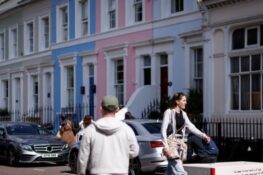 Πωλείται σε δημοπρασία η πόρτα σπιτιού από εμβληματική σκηνή της ταινίας Love Actually