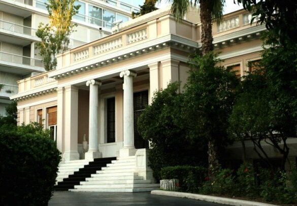 «Πονοκέφαλος» στο Μαξίμου μετά το διπλό χτύπημα Καραμανλή και Σαμαρά κατά της κυβέρνησης
