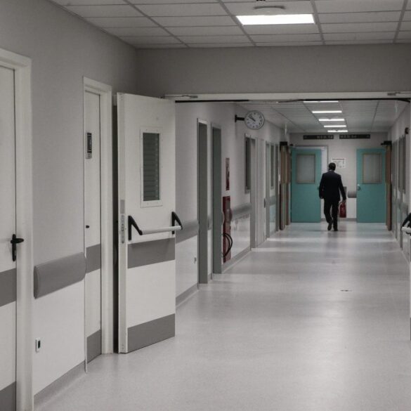 Άγριο σκηνικό στο Θριάσιο Νοσοκομείο: Tα έκαναν γυαλιά καρφιά γιατί καθυστερούσε μια εξέταση