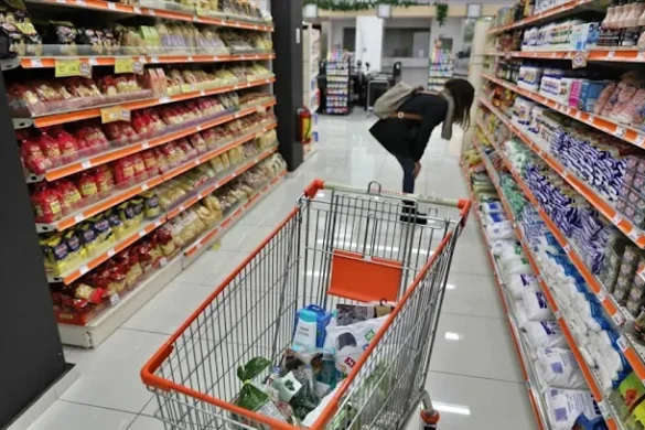 Πώς λειτουργούν σήμερα Αγίου Πνεύματος σούπερ μάρκετ, μαγαζιά και λαϊκές αγορές