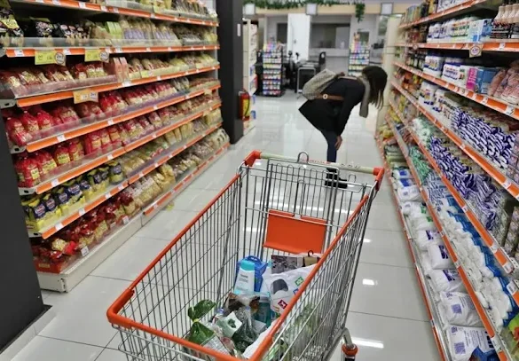 Πώς λειτουργούν σήμερα Αγίου Πνεύματος σούπερ μάρκετ, μαγαζιά και λαϊκές αγορές