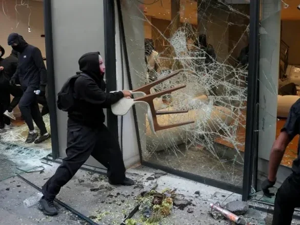 Χάος και πλιάτσικο στην Γαλλία: Κουκουλοφόροι σπάνε βιτρίνες και αρπάζουν ό,τι βρουν – Δείτε βίντεο