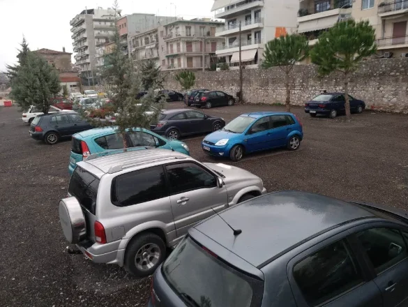 Πάτρα: “Έξω τα οχήματα των εταιρειών” – Ο σχεδιασμός του δήμου για το πάρκινγκ στον πρώην σταθμό του ΟΣΕ