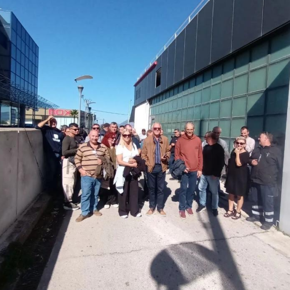 Πάτρα: συγκέντρωση των εργαζομένων του Δήμου στην Αποκεντρωμένη Διοίκηση (Φώτο)