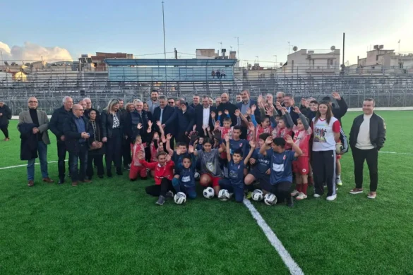 Επίσκεψη Βρούτση στην Πάτρα: Εγκαίνια χλοοτάπητα και ανακοινώσεις έργων