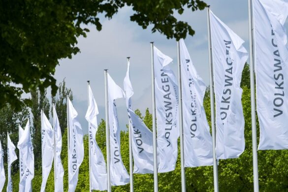 Volkswagen: Σχεδιάζει και περικοπές μισθών – Αντιδρούν τα συνδικάτα