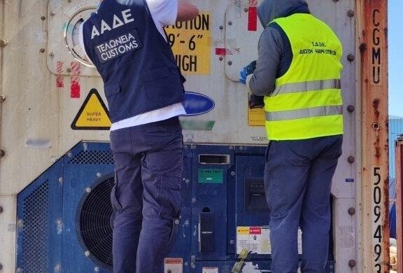 ΑΑΔΕ – Κατασχέθηκαν 54 κιλά κοκαΐνης αξίας 2,35 εκατ. ευρώ σε κιβώτιο με μπανάνες στο λιμάνι του Πειραιά