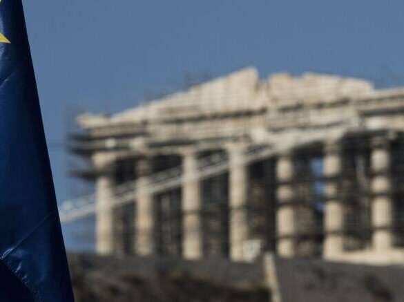 Κομισιόν για Ελλάδα: Ανεβάζει το πήχη της ανάπτυξης και του πληθωρισμού