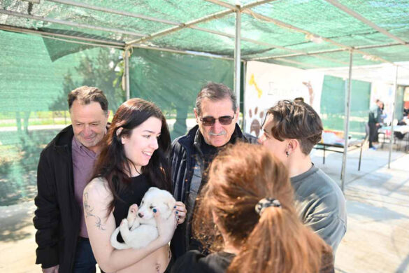 Πλήθος κόσμου για τα αδεσποτάκια στην Πλαζ της Πάτρας – ΦΩΤΟ