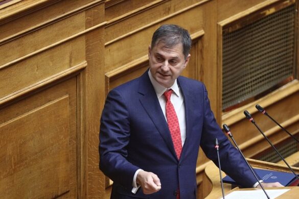 Ρύθμιση χρεών προς την Εφορία: Διευκρινίσεις Θεοχάρη για το «πάγωμα» του επιτοκίου