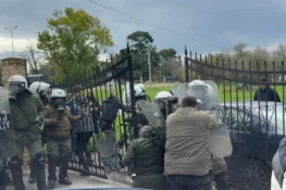 Επεισόδια και χημικά ανάμεσα σε αστυνομικούς και αγρότες που επιχείρησαν να κλείσουν την είσοδο στο αεροδρόμιο «Μακεδονία»