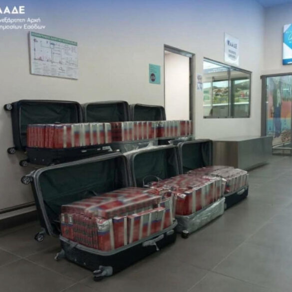 ΑΑΔΕ: «Μπλόκο» σε 120.000 λαθραία τσιγάρα στο αεροδρόμιο Μυκόνου