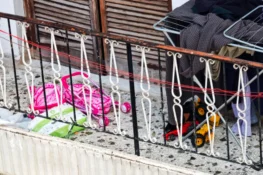 Σοκ στους Αγίους Αναργύρους: Τρία μικρά παιδιά ζούσαν σε άθλιες συνθήκες