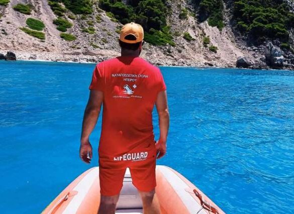 Κανένα ίχνος από τον 25χρονο κολυμβητή – Εφθασαν οι γονείς του από την Ρουμανία και μετέχουν στις έρευνες με φουσκωτό
