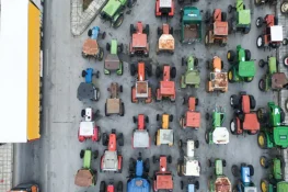 Κλείνουν  δρόμους τελωνεία και λιμάνια οι αγρότες, πως αντιμετωπίζει τα μπλόκα η κυβέρνηση