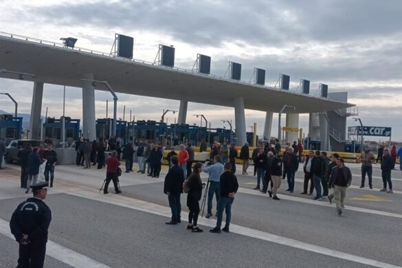 Η Γέφυρα παραλύει: Πορεία με τρακτέρ και προσωρινό μπλόκο