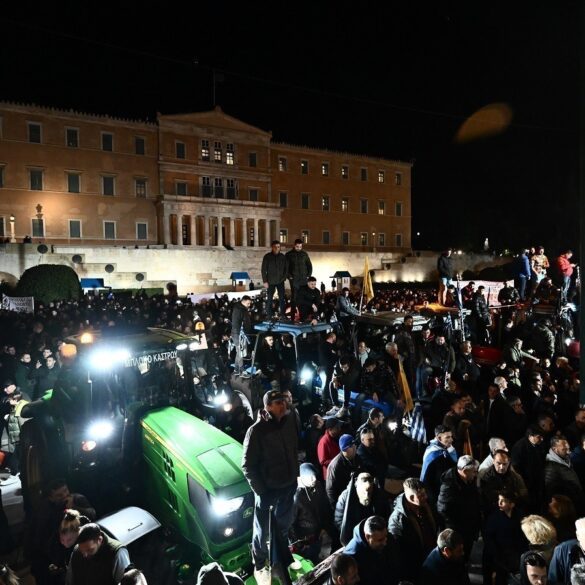 Χιλιάδες αγρότες στο Σύνταγμα – Με την επιστροφή στα μπλόκα την Πέμπτη θα αποφασίσουν για την περαιτέρω στάση τους