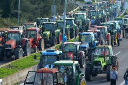 Παραμένει αποκλεισμένος ο αυτοκινητόδρομος Ε65 από τα τρακτέρ των αγροτών