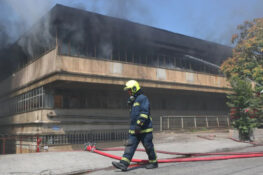 Αιγάλεω: Αναζωπυρώθηκε η φωτιά στο εργοστάσιο με πλαστικά – Ποιοι δρόμοι είναι κλειστοί