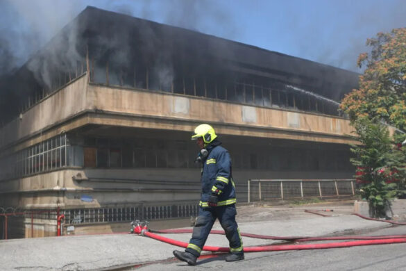 Αιγάλεω: Αναζωπυρώθηκε η φωτιά στο εργοστάσιο με πλαστικά – Ποιοι δρόμοι είναι κλειστοί