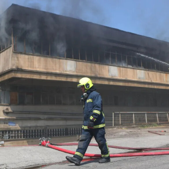 Αιγάλεω: Αναζωπυρώθηκε η φωτιά στο εργοστάσιο με πλαστικά – Ποιοι δρόμοι είναι κλειστοί