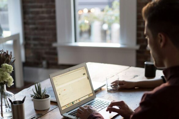 Άνοιξε η πλατφόρμα αιτήσεων άδειας διαμονής σε μετανάστες