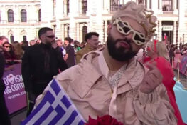 Μαγνήτισε τα βλέμματα ο Akylas στο Τιρκουάζ Χαλί της Eurovision (ΒΙΝΤΕΟ)