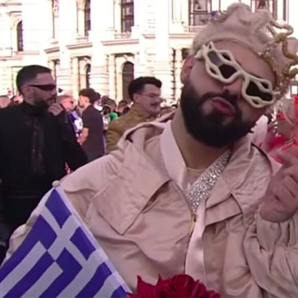 Μαγνήτισε τα βλέμματα ο Akylas στο Τιρκουάζ Χαλί της Eurovision (ΒΙΝΤΕΟ)