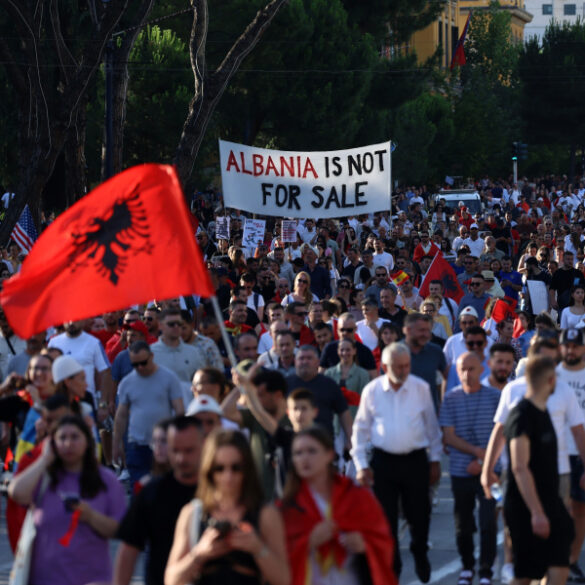 «Βράζει» η Αλβανία για την ανέγερση πολυτελούς θερέτρου