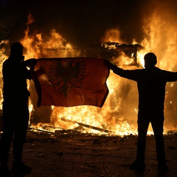 Αλβανία: Χάος στα Τίρανα με 152 συλλήψεις και 120 τραυματίες αστυνομικούς – Επιχείρησαν να εισβάλουν στο γραφείο Ράμα