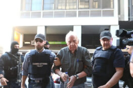 Με χειροπέδες βγήκε από τη ΓΑΔΑ ο Αλέξανδρος Γιωτόπουλος