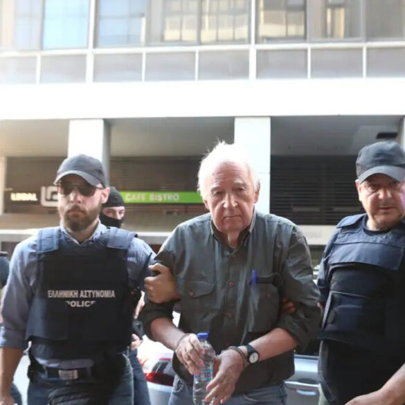 Με χειροπέδες βγήκε από τη ΓΑΔΑ ο Αλέξανδρος Γιωτόπουλος