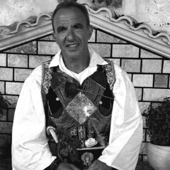 O Νίκος Αλιάγας φόρεσε παραδοσιακή φουστανέλα και χόρεψε σε πανηγύρι στο Μεσολόγγι