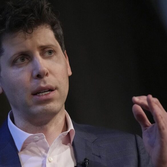 Σαμ Άλτμαν: Επιστρέφει ως CEO στην OPEN AI μετά τη θύελλα αντιδράσεων