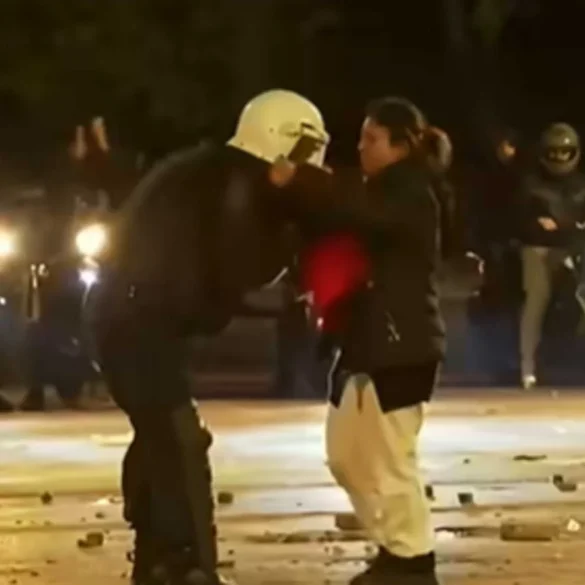 Αλβανία: Αστυνομικός αγκαλιάζει διαδηλώτρια και φιλά τη σημαία μέσα στα επεισόδια