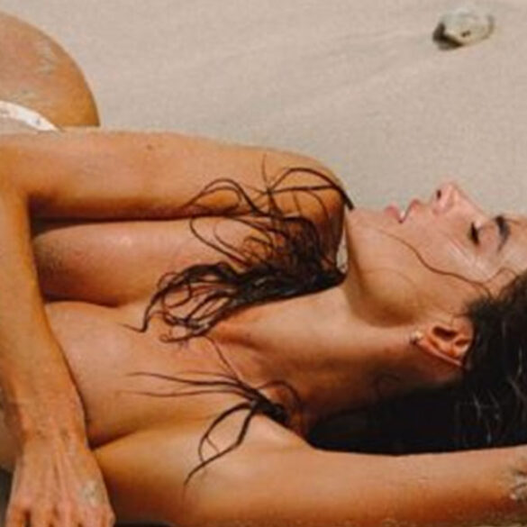 Alessandra Ambrosio: Πόζαρε τόπλες στην άμμο