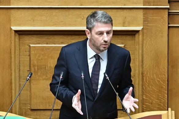 Η… μεγάλη απόδραση: Φώκια ξεφεύγει από τις όρκες πηδώντας στο σκάφος φωτογράφου, δείτε βίντεο